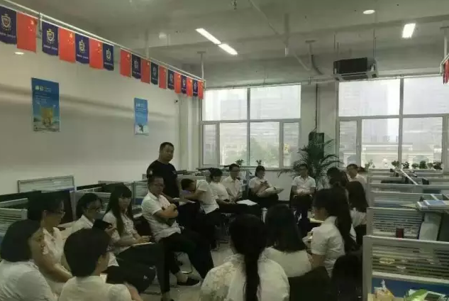 家人們開展學(xué)習(xí)探討活動。 