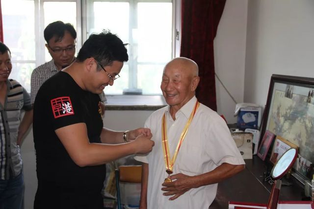 乾港愛心團(tuán)看望老兵 乾港愛心團(tuán)看望老兵