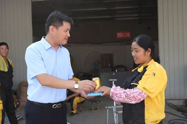 乾港集團(tuán)高層慰問(wèn)一線(xiàn)員工