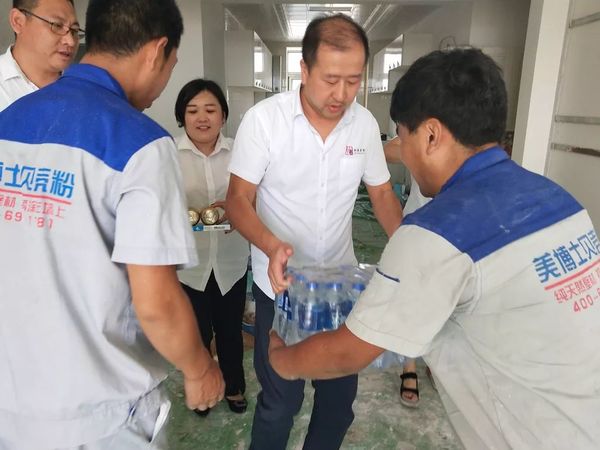 乾港集團(tuán)高層慰問(wèn)一線(xiàn)員工